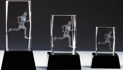 Glasblock, Leichtathletik, Facettenschliff, schwebende 3D-Lasergravur auf schwarzem Glassockel