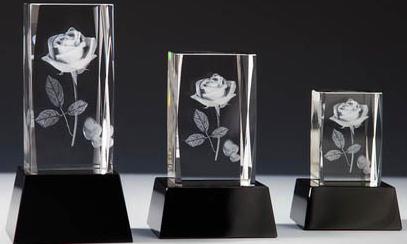 Glasblock, Rose, Facettenschliff, schwebende 3D-Lasergravur auf schwarzem Glassockel