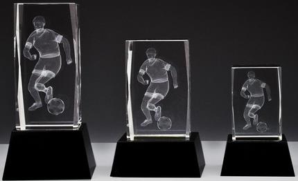 Glasblock, Fußball, Facettenschliff, schwebende 3D-Lasergravur auf schwarzem Glassockel