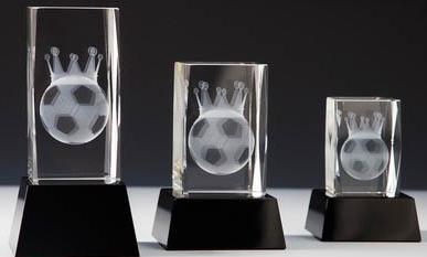 Glasblock, Fußballkrone, Facettenschliff, schwebende 3D-Lasergravur auf schwarzem Glassockel