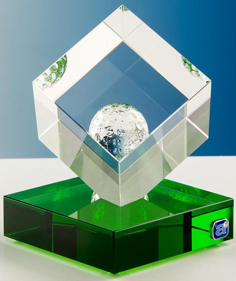 Trophäe, Optiwhiteglaswürfel auf grünem Sockel, Glasgolfball