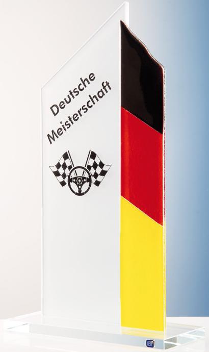 Trophäe, Optiwhiteglas, Fusingglas in Deutschlandfarbe