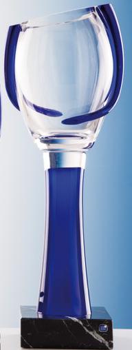Pokal, Klarglas, klar mit blauen Glaselementen, blaue Glassäule, auf Marmorsockel