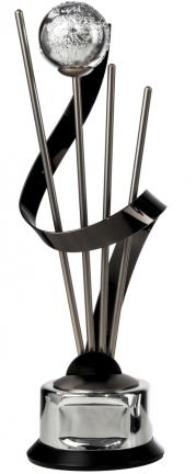 Pokal, 4 schwarze Metallstäbe in unterschiedlicher Länge, Weltkugel und schwarzes Metallband, Metallsockel