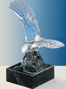 Glasskulptur ADLER, Bleikristall, schwarzer Marmorsockel