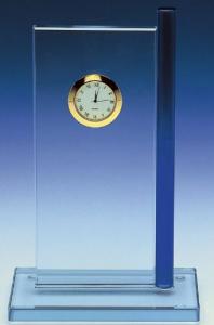 Trophäe, Optiwhiteglas, Uhr (silber), blauer Glasstab, klarer Glassockel