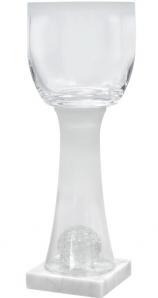 Pokal, Klarglas, Schale mit Mattierung am Rand, Glasgolfball, heller Marmorsockel