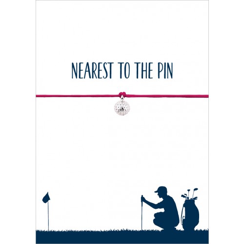 Armband mit kleinem, silberfarbenem Golfball auf Din A6 Karte und Text "Nearest to the pin"