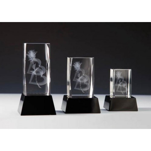 Glasblock, 2 Herzen mit Rose, Facettenschliff, schwebende 3D-Lasergravur auf schwarzem Glassockel