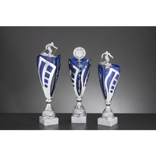 Pokal, metallisiert, silberfarben mit blau, geschnitten, auf hellem Marmorsockel