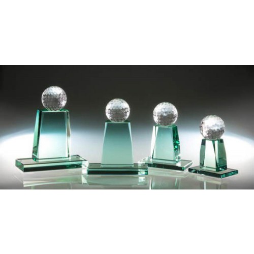 Trophäe, Jadeglas, klar, Pylon, Facettenschliff, mit Golfball 6cm D