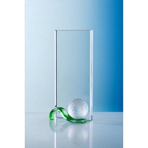 Trophäe, Optiwhiteglas mit Glasgolfball auf grün gebogener Glasplatte